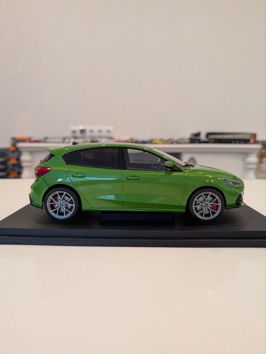 Масштабная модель Ford Focus ST (2022) 1:18 MCG Metallic Green