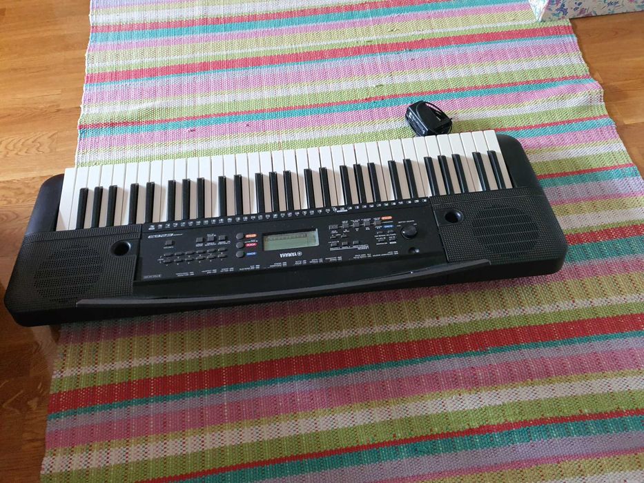 Yamaha teclado portátil mod.PSR-E263, com fonte de alimentação PA-130A