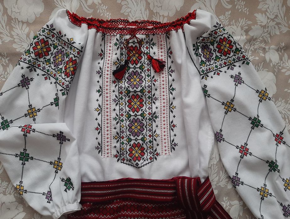 Вишита сорочка жіноча.