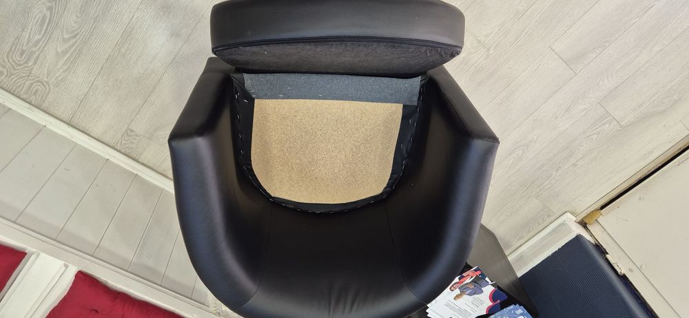 Cadeirão/Sofá de 1 lugar do Ikea em pele preto. Como novo.