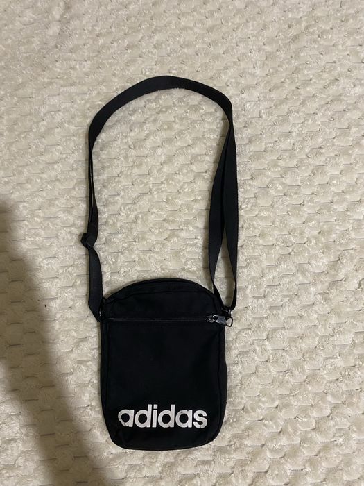 Сумка Adidas.