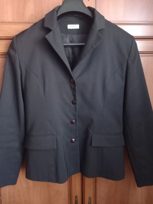 Sprzedam czarny zakiet taliowany roz. 40
#czarnyzakiet #black #size40w