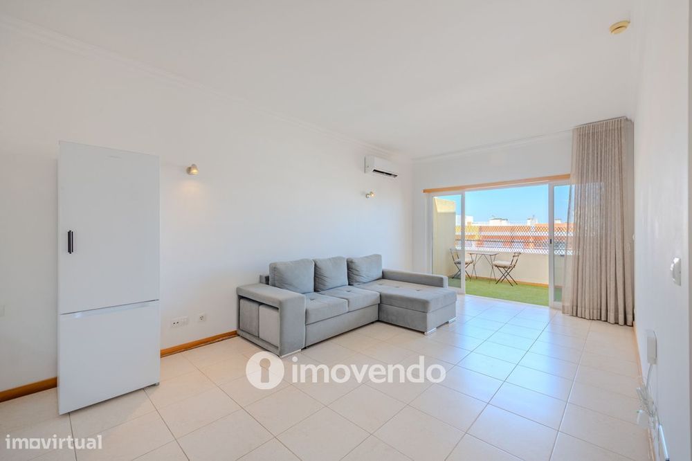 Apartamento T1 com terraço, num condomínio com piscina, em Portimão