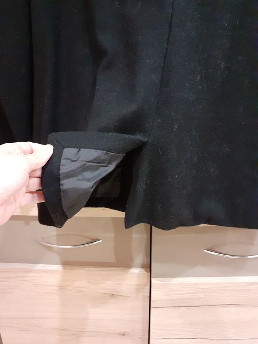 Czarny płaszcz, marynarka z futrzanym kołnierzem