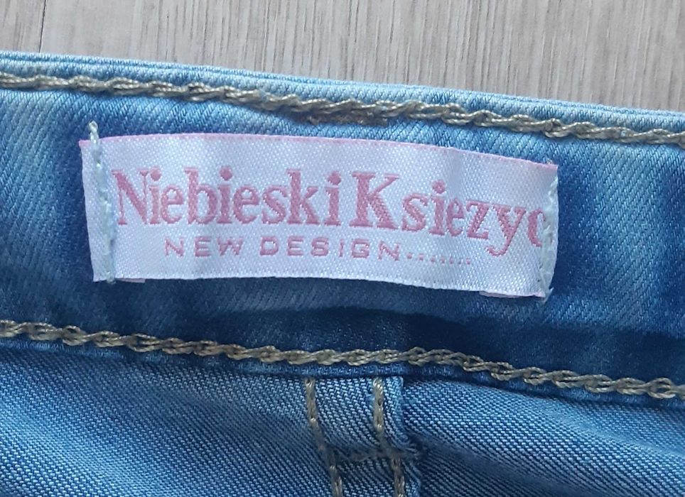 Śliczna obcisła spódnica idealna na imprezę