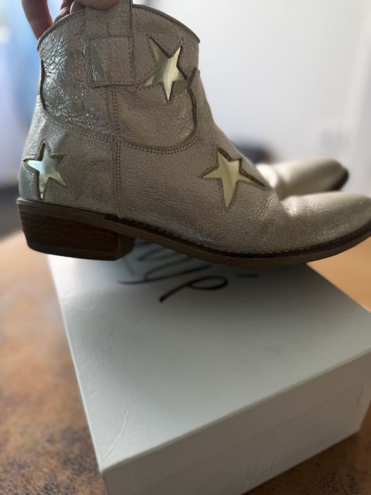 Botins ouvie em pele e couro