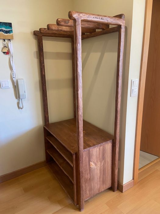 Sapateiro e rack de prancha de madeira rústica