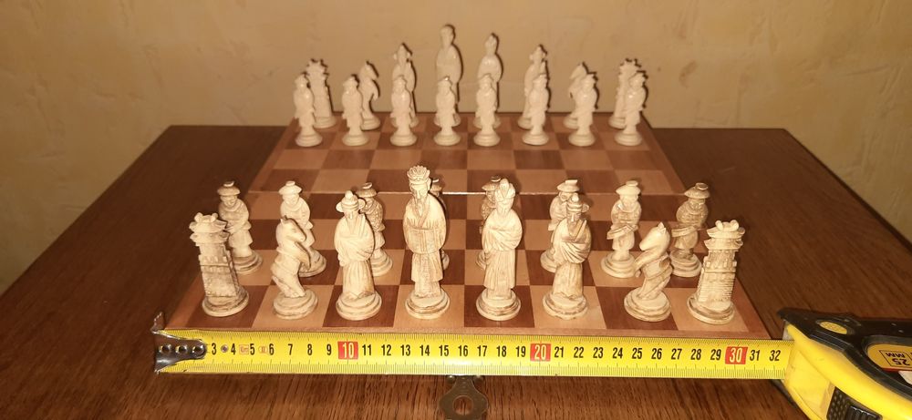 Антикварні шахи із кістки.