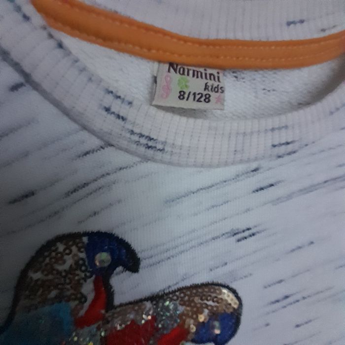 Біла кофта з папугами