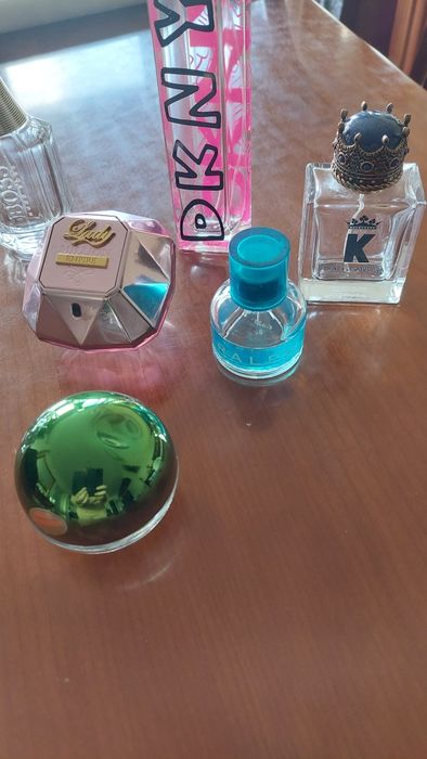 Varios frascos de perfume vazios