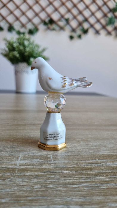 Estatueta Pomba Carpiè com Cristal Swarovski. Peça Decorativa Elegante