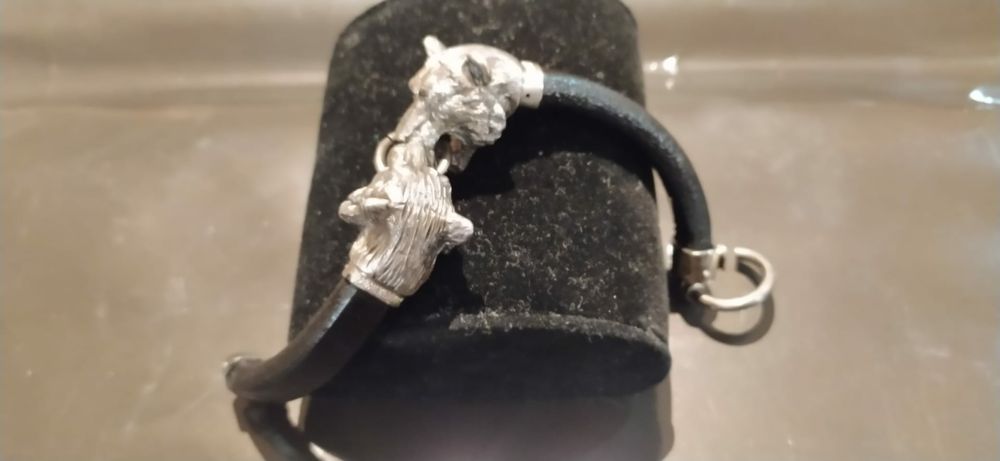Pulseira com dois leões em prata oxidada com brilhantes e cabedal cozi