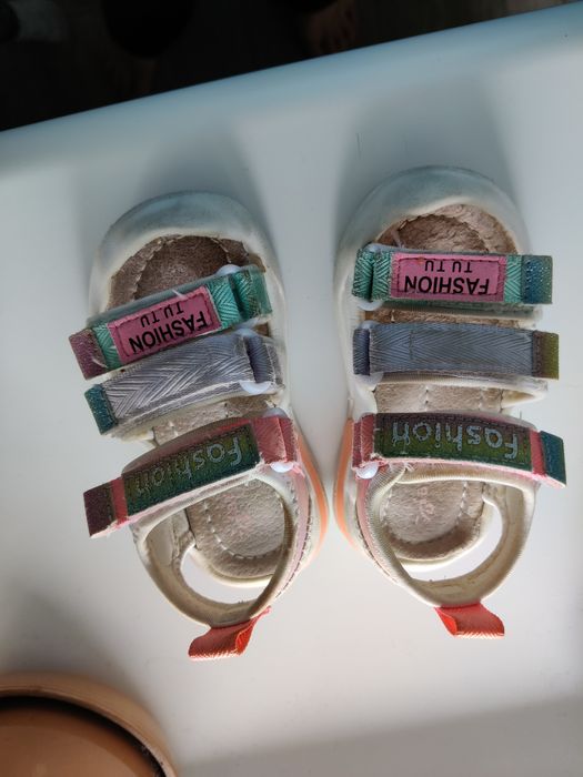 Продам босоножки на девочку