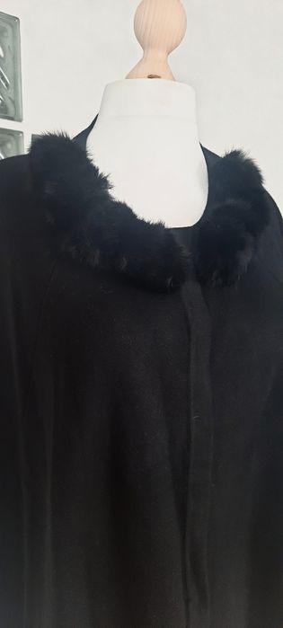 5. Ponczo, narzutka czarna sweterkowa