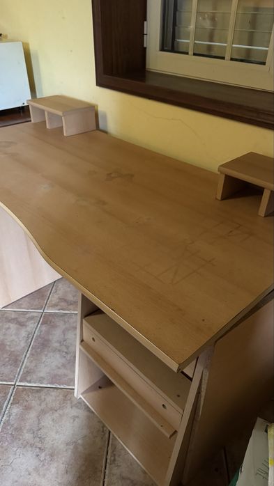 Secretária com marcas de uso