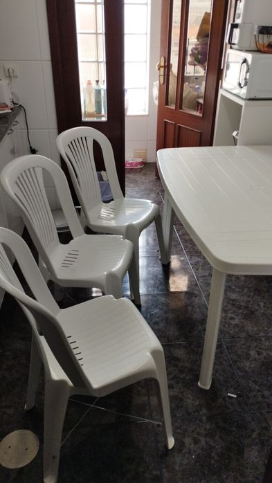 Conjunto de mesa com cadeiras