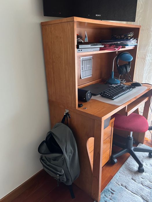 Conjunto: Cama com colchão e secretária.