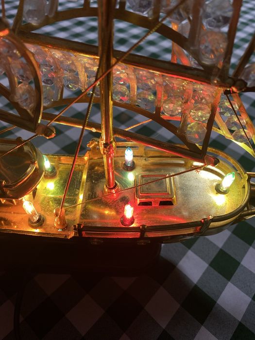 Barco decorativo com luzes e música