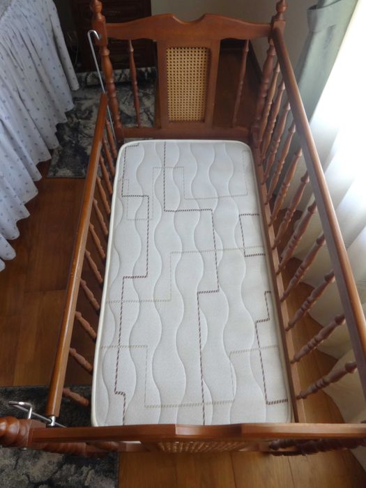Cama de criança em madeira com colchão