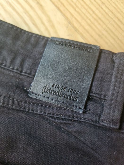 Czarne spodnie rurki z dziurami. STRADIVARIUSRozm. S