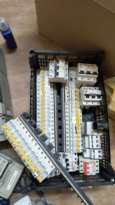 Продам автоматичні вимикачі, електро-лічильник, трансформатори току.