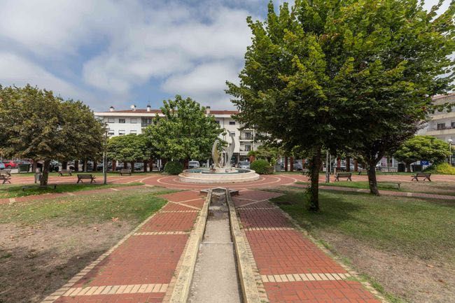 Apartamento T3 com varanda e vista desafogada (Lousã)