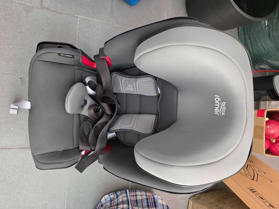 Cadeira de Bébé semi-nova, com utilização da minha neta, durante as férias, porque reside no estrangeiro, durante 1 semana e meia.