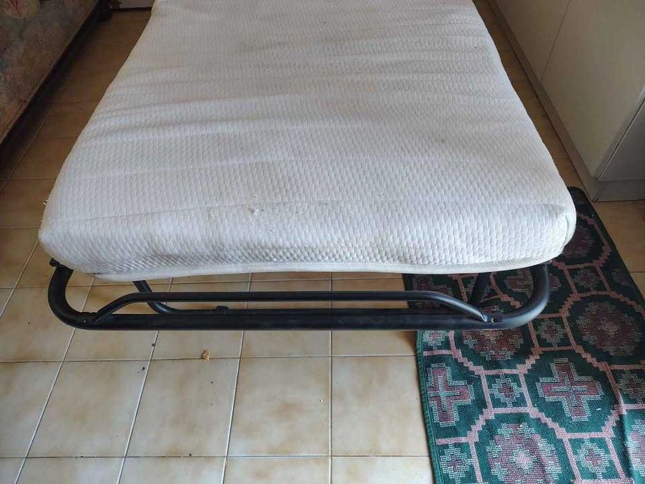 Cama usada em bom estado.