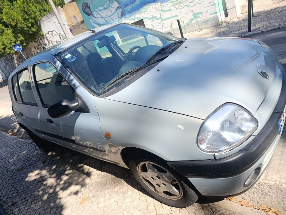 Carro citadino impecável