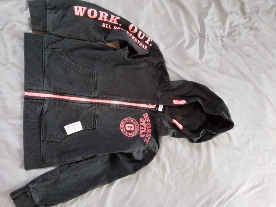 Bluza z kapturem dla dziewczynki w rozmiarze 122