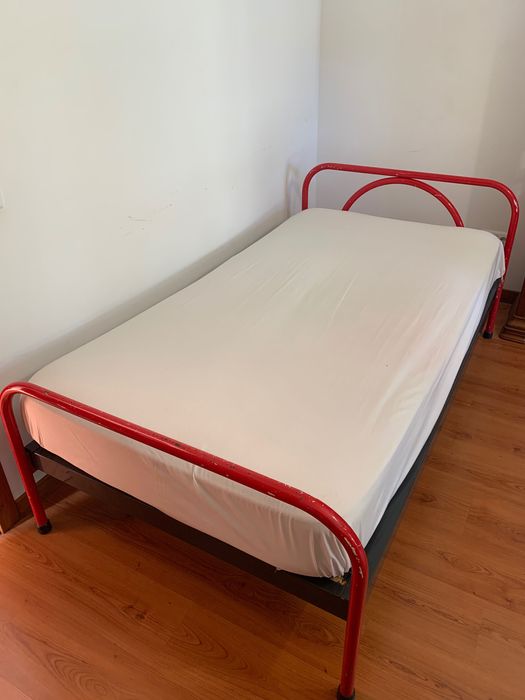 Conjunto cama individual (c/ colchão) + mesa de cabeceira