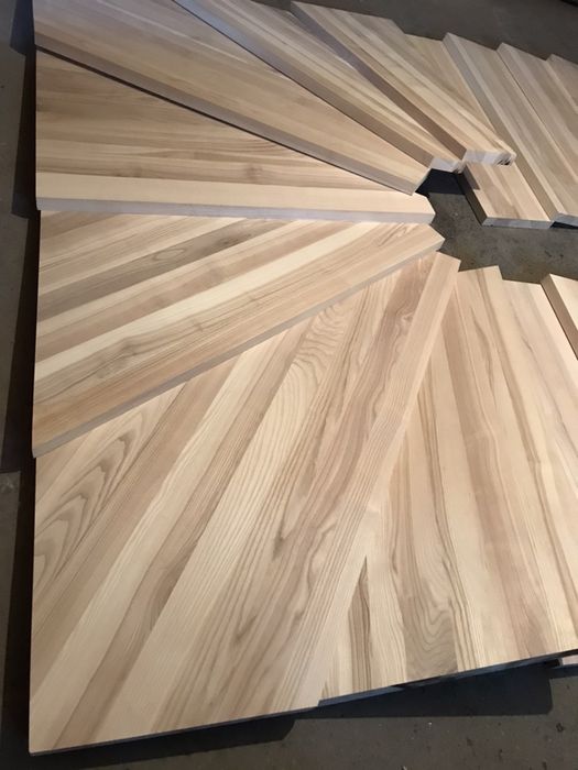 Schody dębowe, jesionowe, sosnowe.