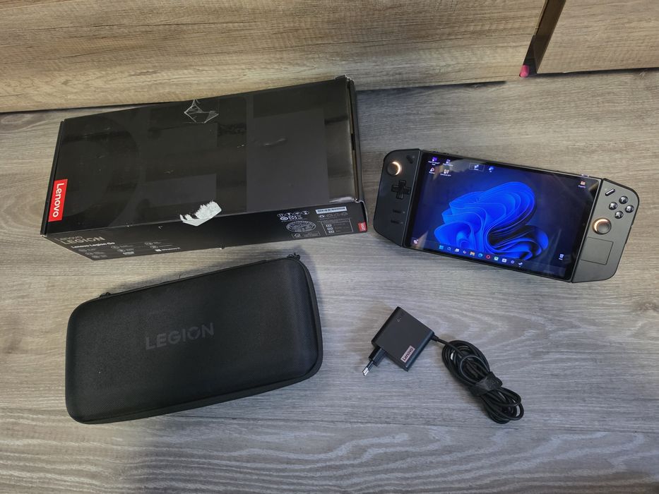 Konsola Lenovo Legion Go AMD Ryzen Z1 Extreme 8,8” IPS Win11 Home + Etui Gwarancja