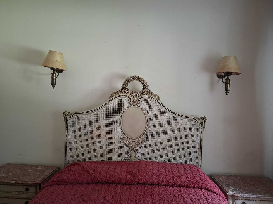 Cama de casal estilo Luís XVI com cabeceira em palhinha