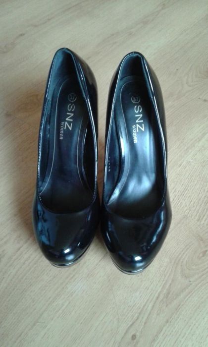Czarne buty na obcasie