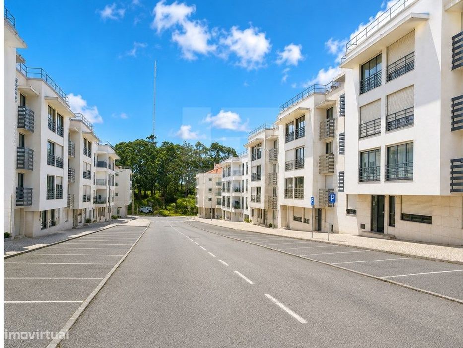Apartamento T3 na Urbanização Alto da Mira, Amadora, com elevador.