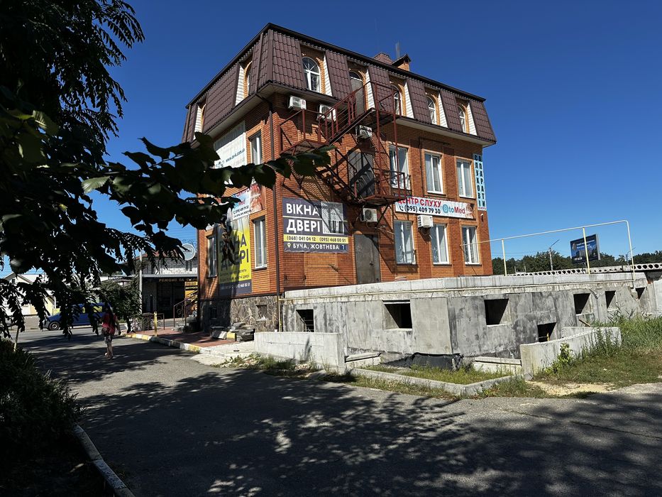 Продам комерційне приміщення 656 кв.м.  а Центрі Бучі