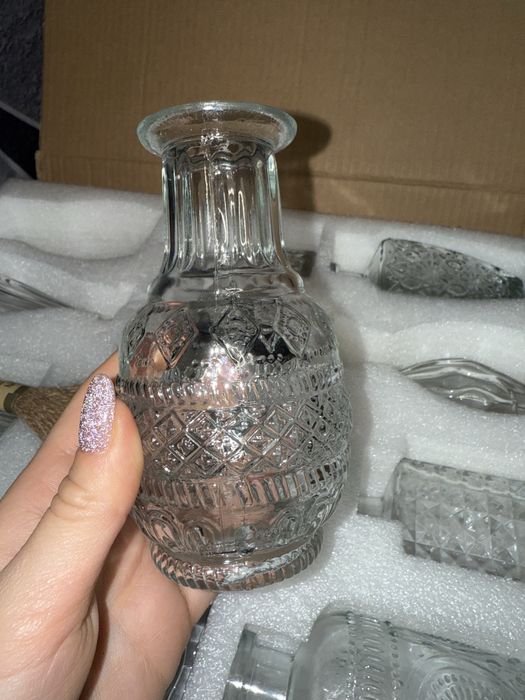 zestaw 12 szklanych wazonów na pąki w różnych kształtach.