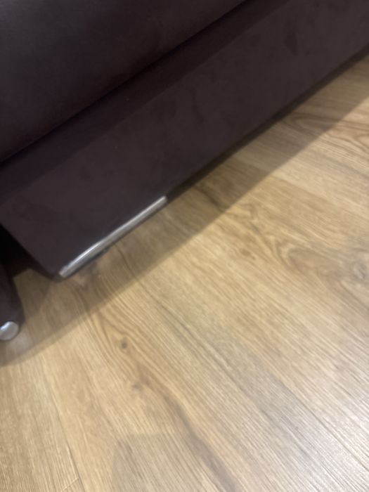 Sofa de sala com sinais de uso