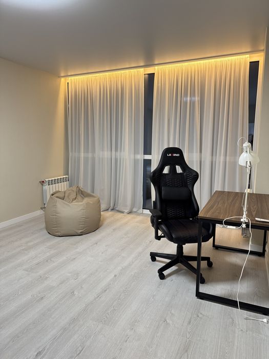 Трьохкімнатна квартра, вид на парк, дизайнерський ремонт для себе