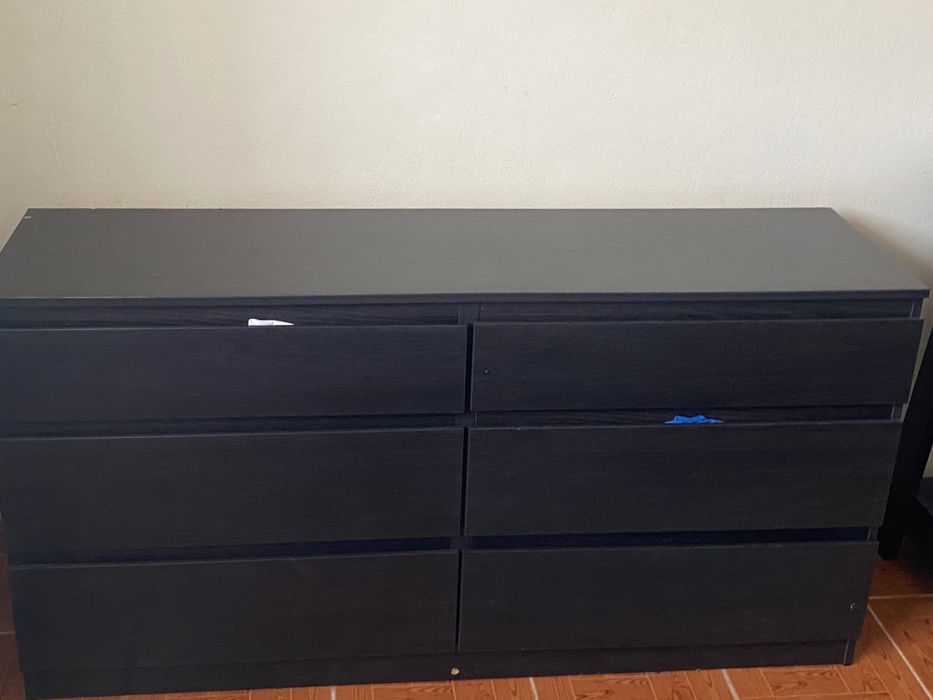 Cama de casal com mesinha de cabeceira e cómoda