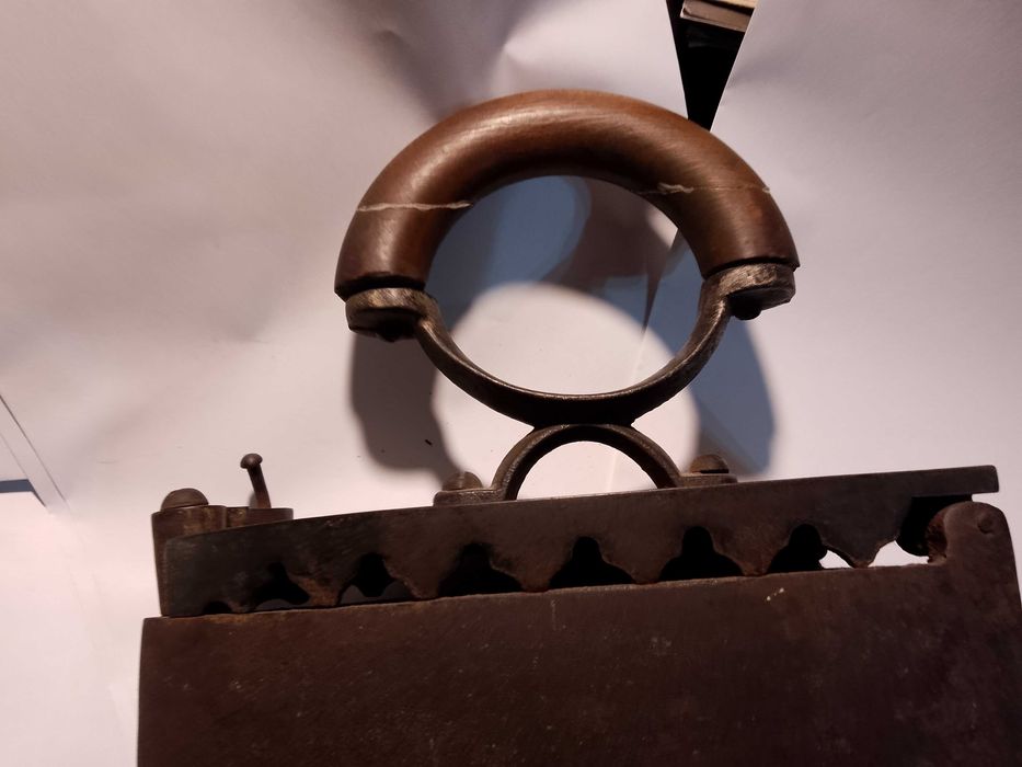 stare żelazko na węgiel, duże masywne