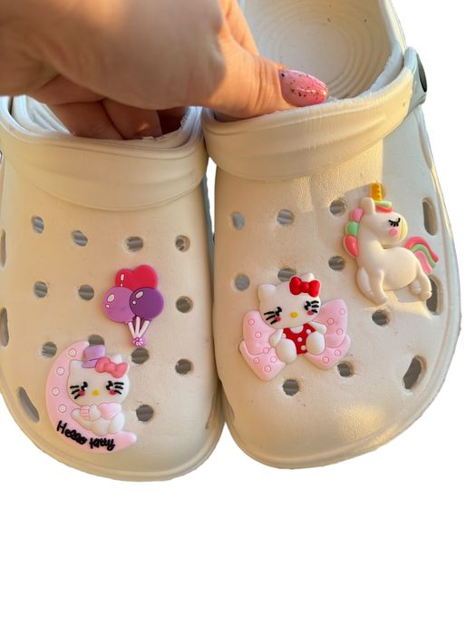 NOWE silikonowe przypinki piny do butów typu CROCS HELLO KITTY 4 szt