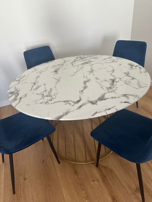 Mesa de jantar c/ respetivas cadeiras