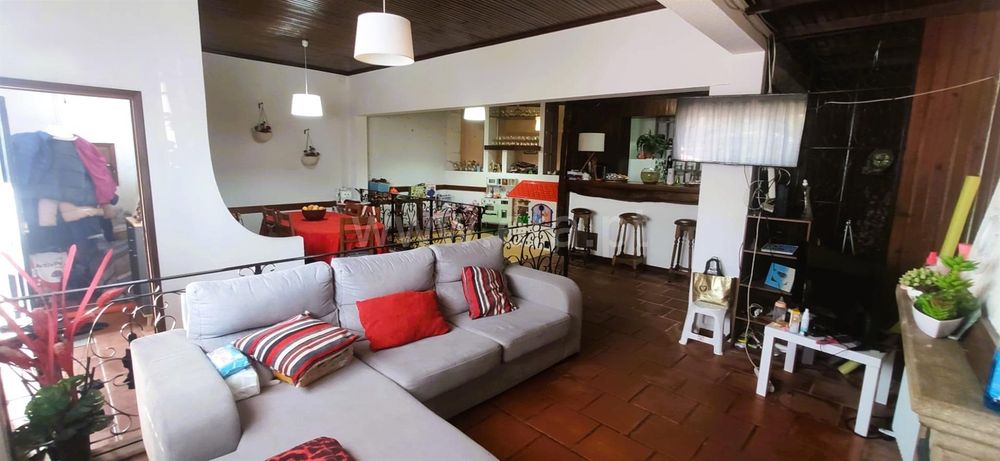 Moradia V4 com excelente potencial, com possibilidade de criação de 2 apartamentos independentes