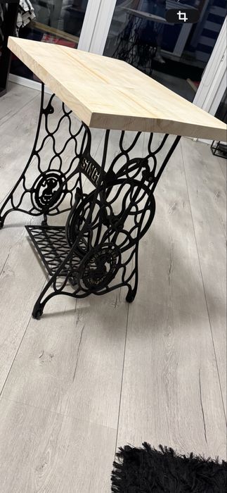 Stół z podstawy maszyny SINGER .