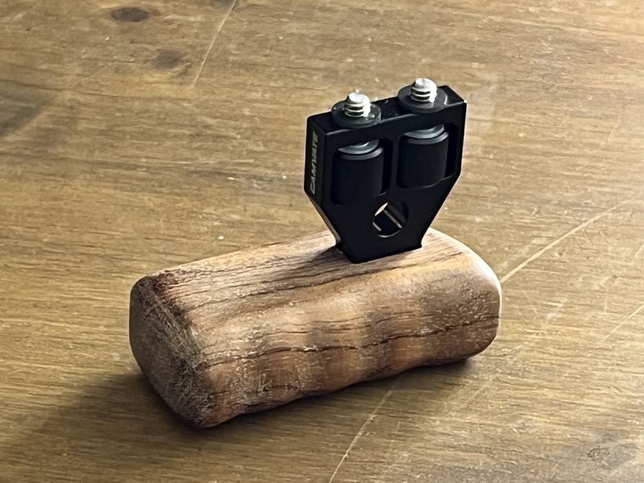 Punho com cabo em madeira