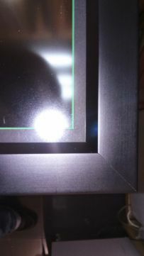 Camisa Vitória perfeitamente emoldurada entre dois vidros