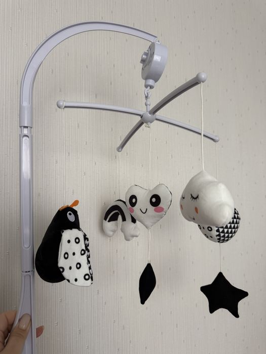 Музичний мобіль на ліжечко з підвісними елементами