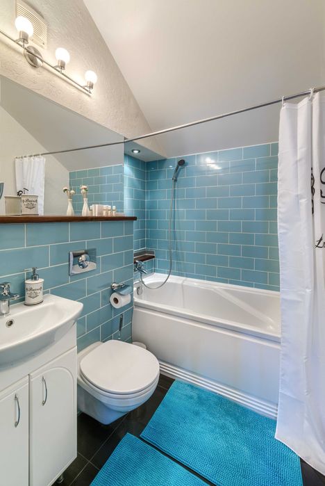 Дизайнерский дом с бассейном  посуточно . Красивый сад с озером, сауна